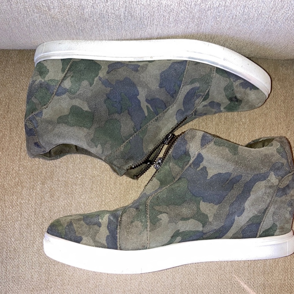 BLONDO Glenda Suede Camo Printed Waterproof Wedge Platform Sneakers Size 8.5 - Picture 2 of 13